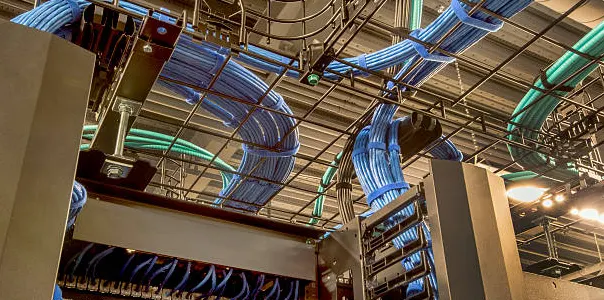 Cableado de red ordenado en un rack