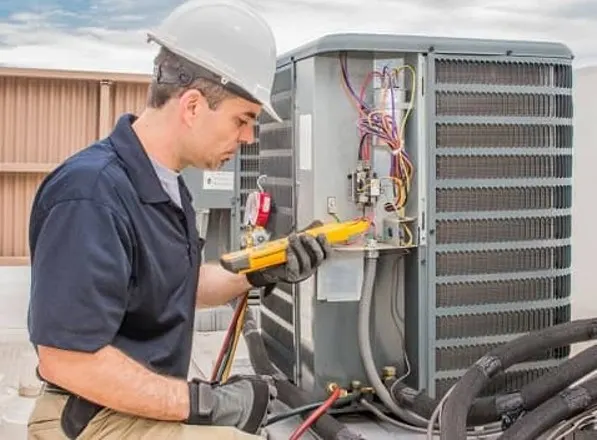 Técnico dando mantenimiento a un equipo de aire acondicionado
