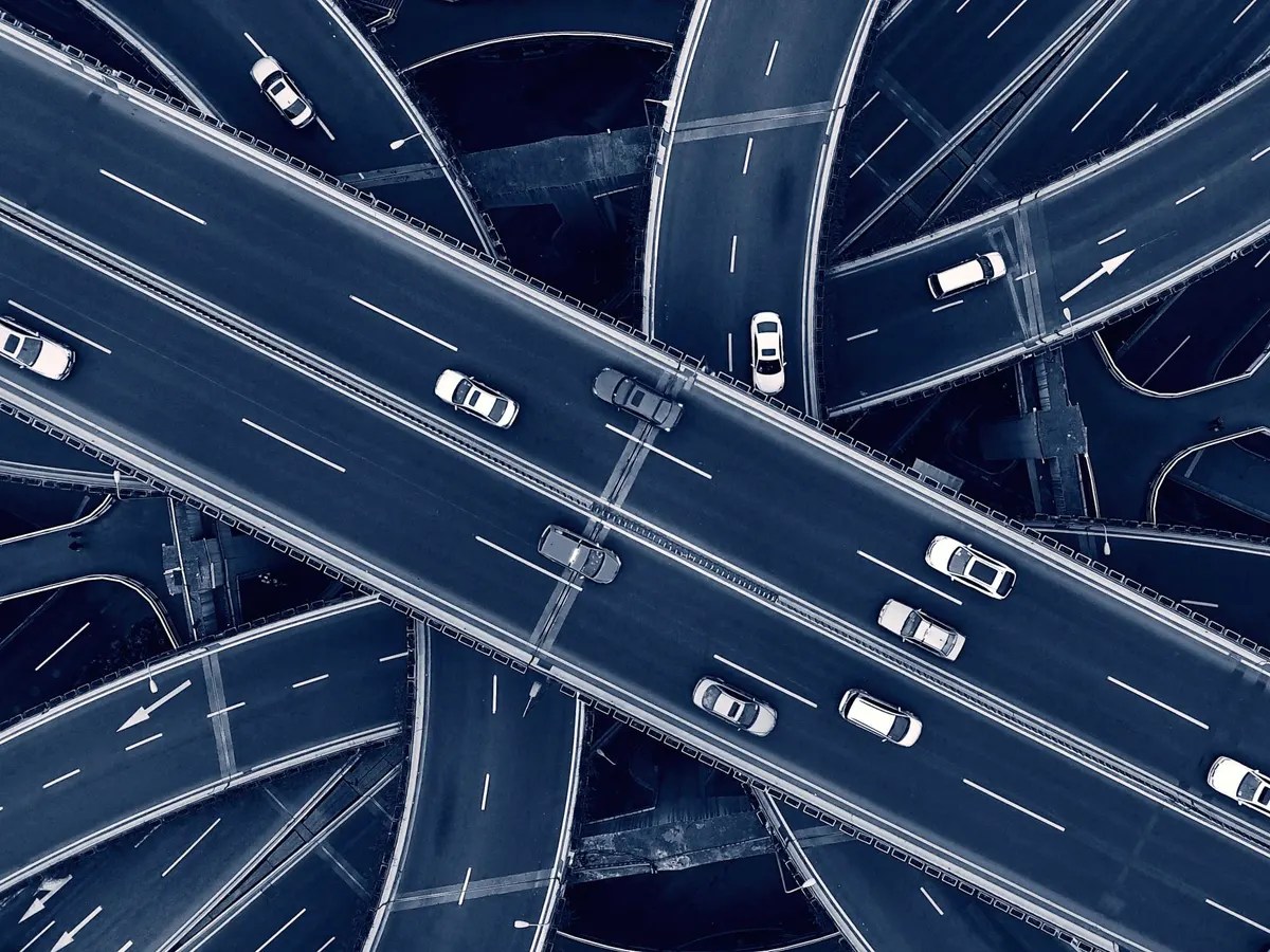 Vista aérea de autopistas con vehículos